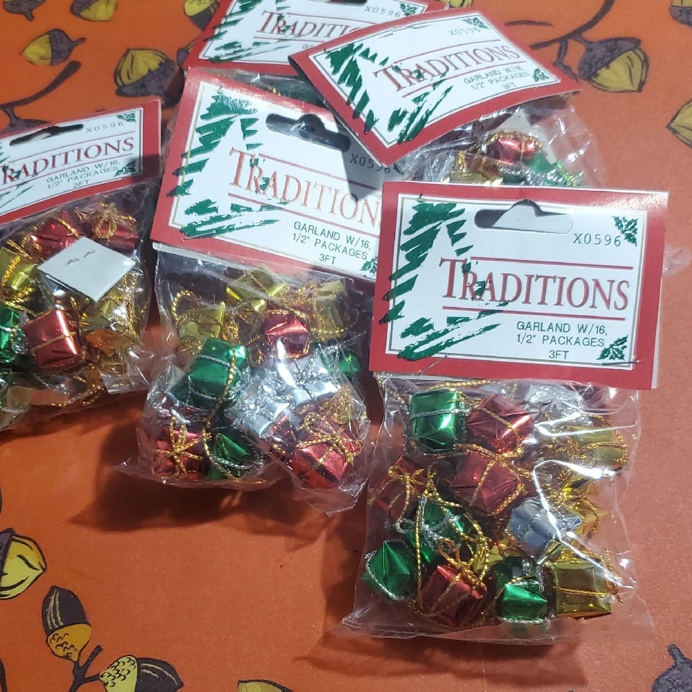 Traditions Christmas Garland with Mini Gift Boxes 3ft 5 Count NIB
